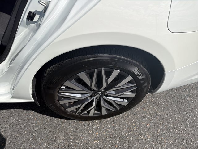Used 2025 Nissan Altima 2.5 SV FWD image 12