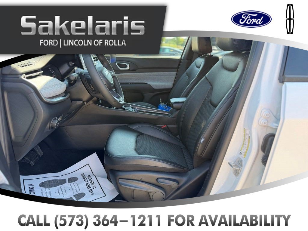 Used 2025 Jeep Compass Latitude AWD/4WD image 12