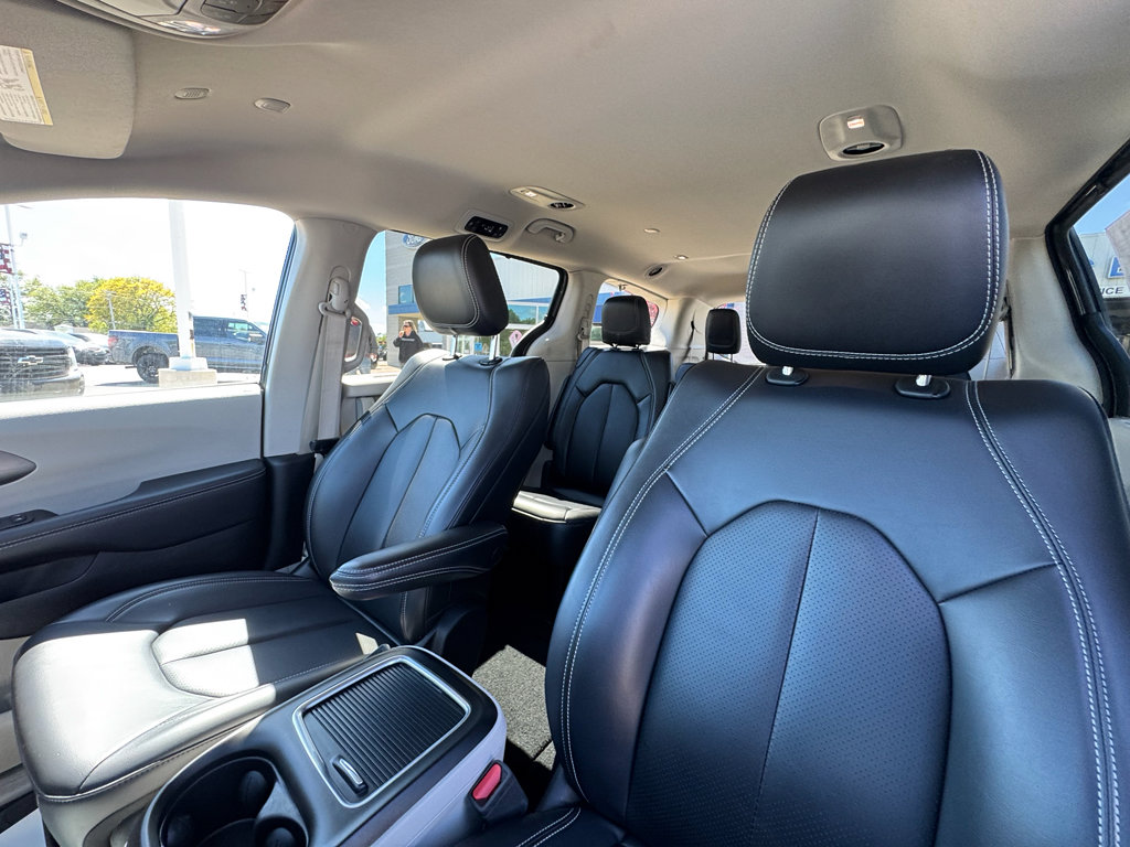 Used 2023 Chrysler Pacifica Touring-L FWD image 29