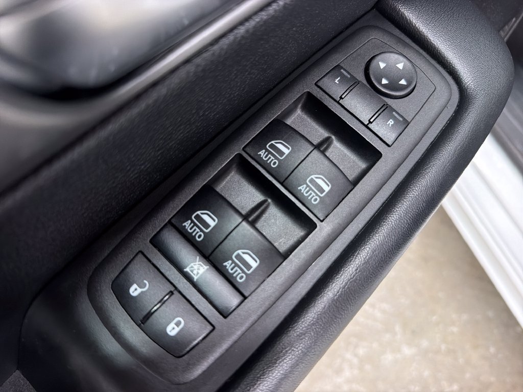 Used 2025 Chrysler Pacifica Select FWD image 17