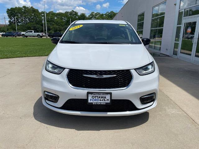 Used 2024 Chrysler Pacifica Touring-L FWD image 3