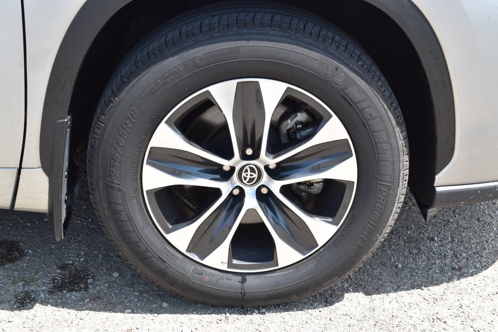 Used 2025 Toyota Highlander XLE AWD/4WD image 4