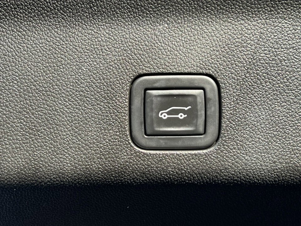 Used 2023 GMC Yukon XL AT4 image 44