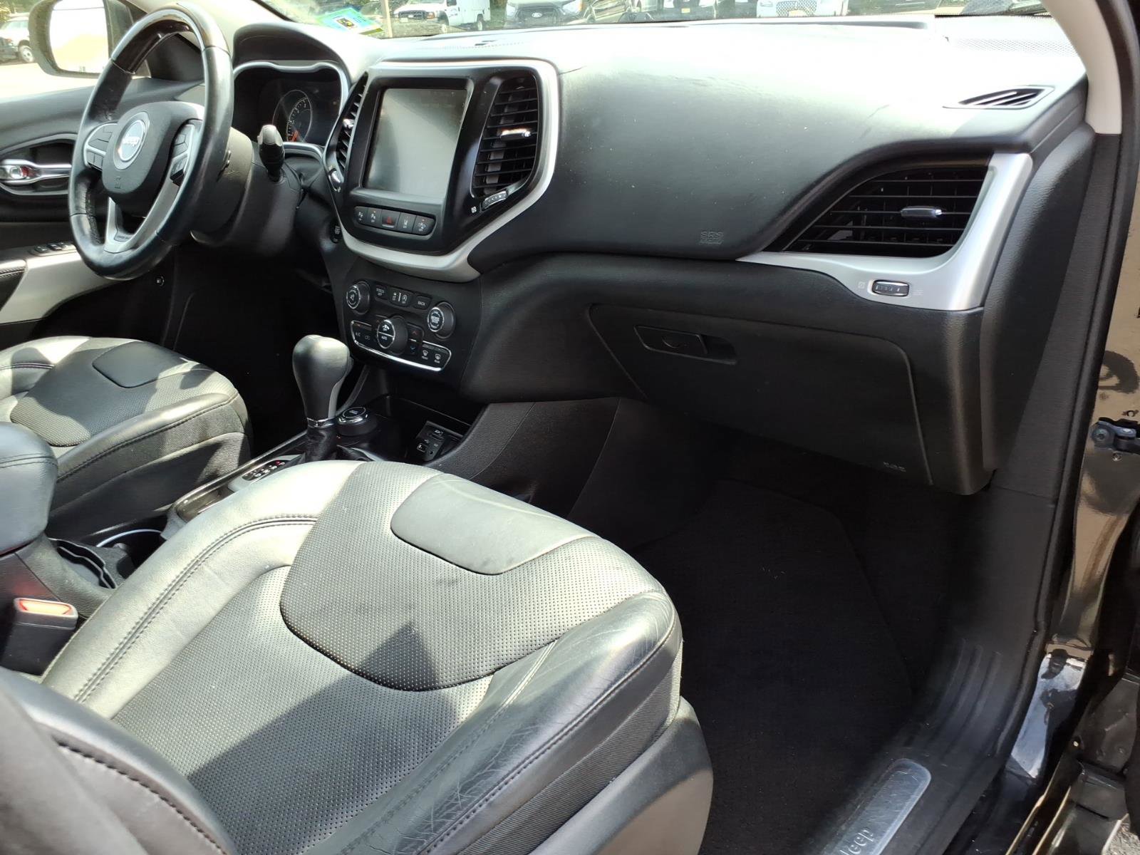 Used 2018 Jeep Cherokee Overland w/ Technology Group AWD/4WD image 9