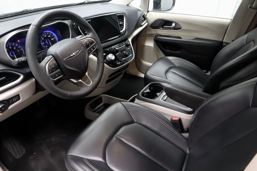 Used 2023 Chrysler Pacifica Touring-L image 24