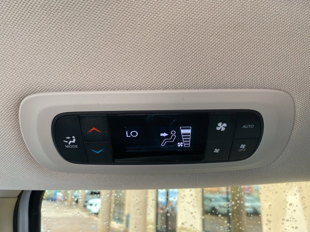 Used 2024 Chrysler Pacifica Touring-L image 19