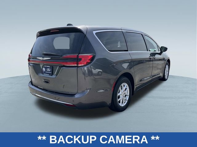 Used 2023 Chrysler Pacifica Touring-L FWD image 3
