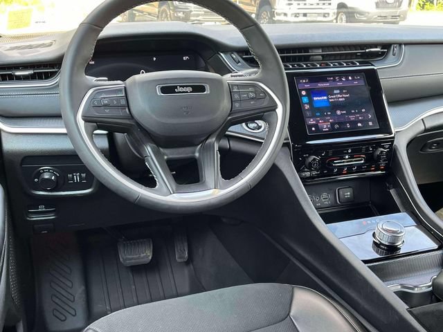 Used 2025 Jeep Grand Cherokee Altitude AWD/4WD image 14