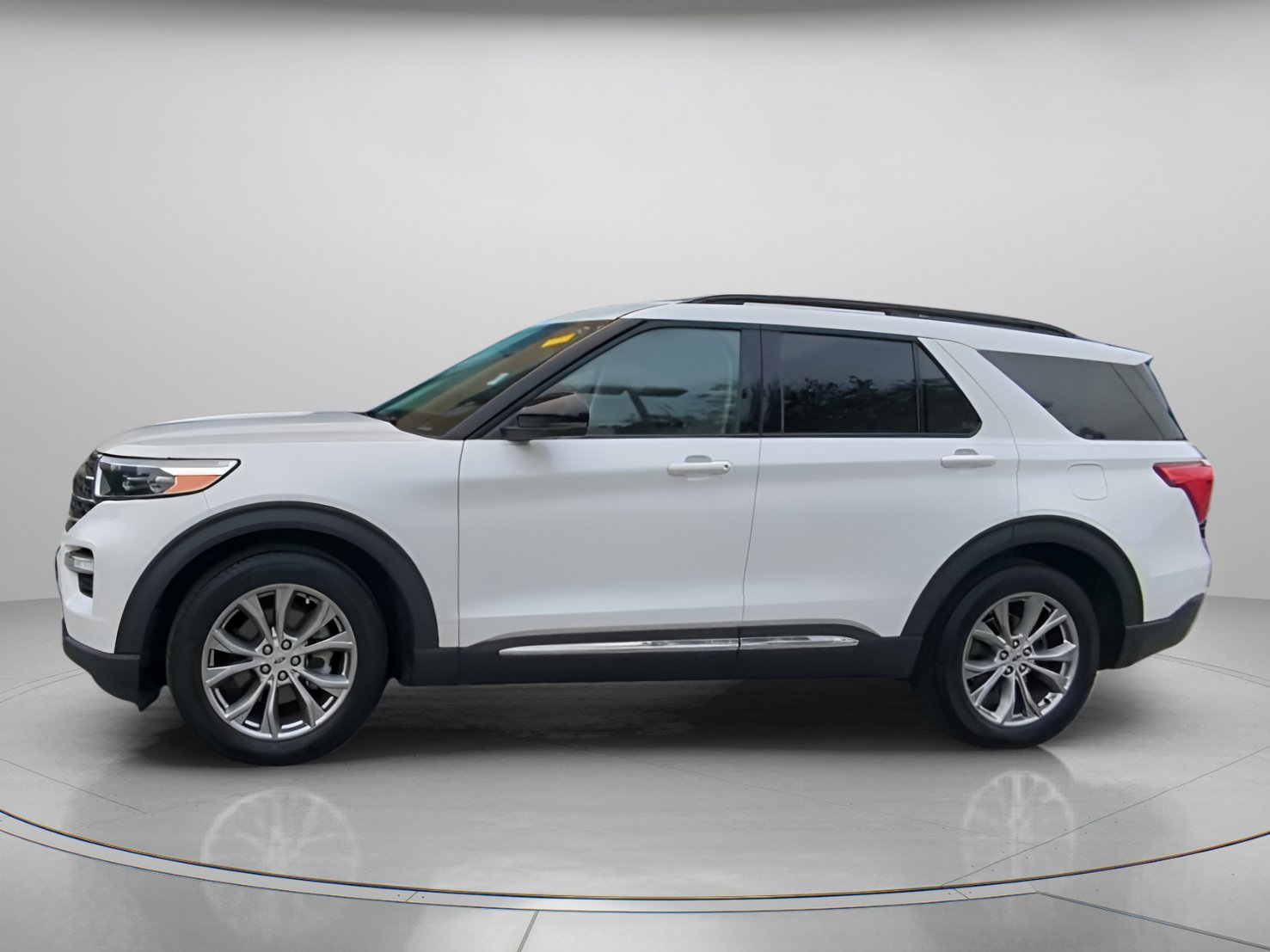 Certified 2023 Ford Explorer XLT w/ Equipment Group 202A RWD image 15