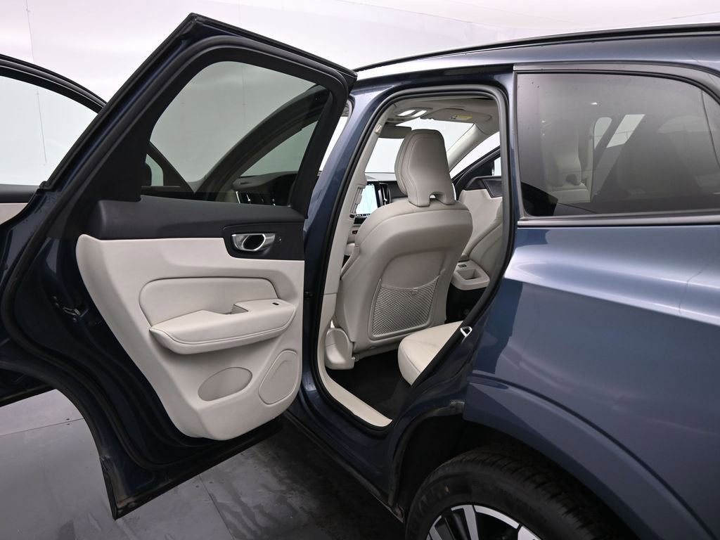 Used 2023 Volvo XC60 B5 Plus image 17