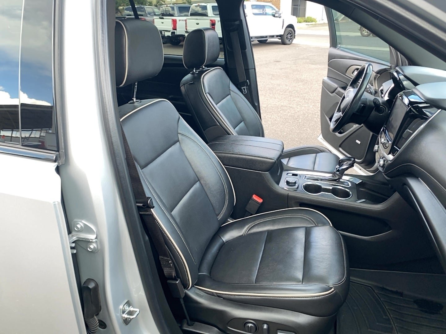 Used 2022 Chevrolet Traverse Premier w/ Redline Edition FWD image 16