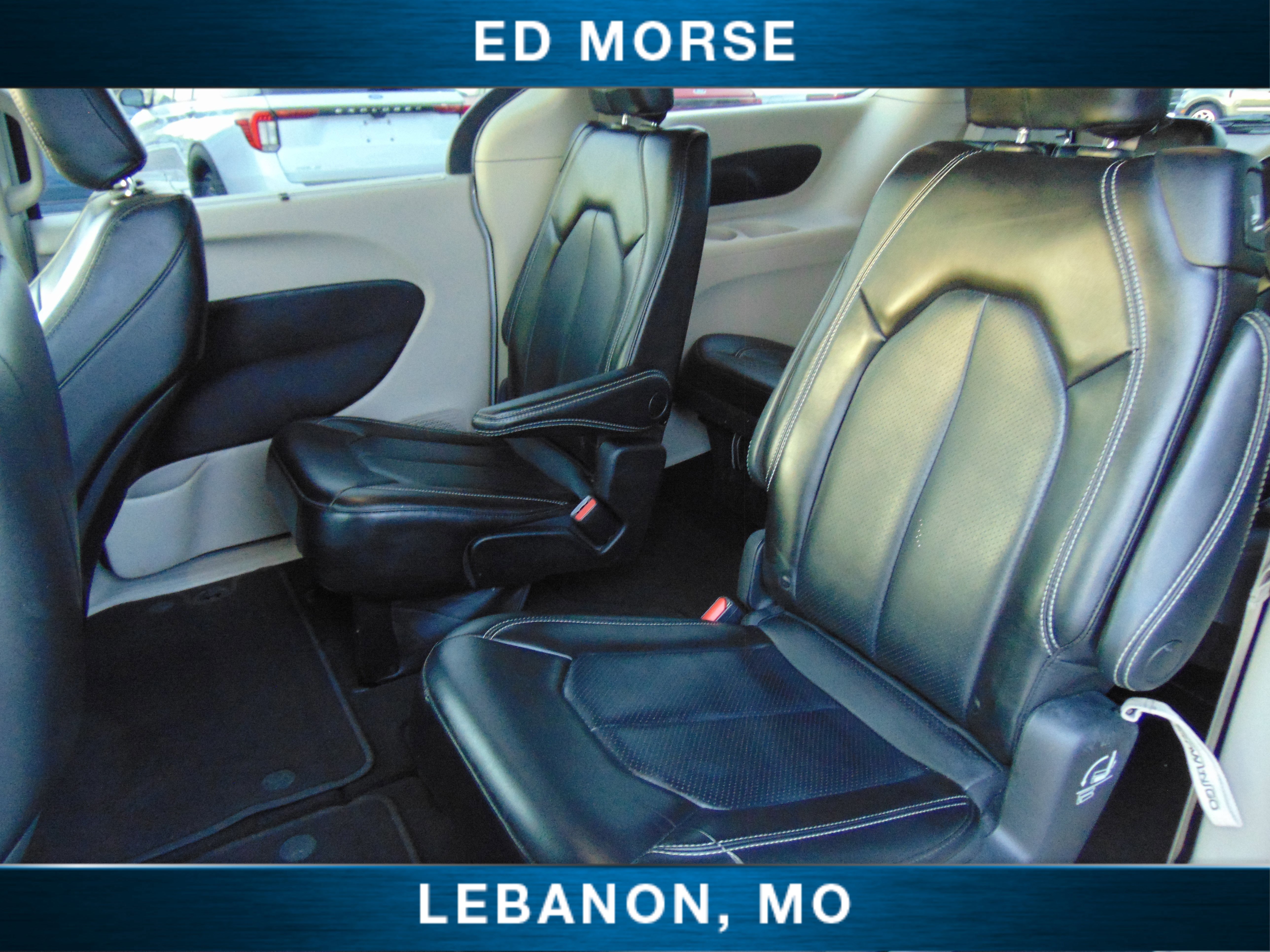 Used 2023 Chrysler Pacifica Touring-L image 11