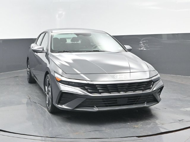 Used 2025 Hyundai Elantra SEL FWD image 2