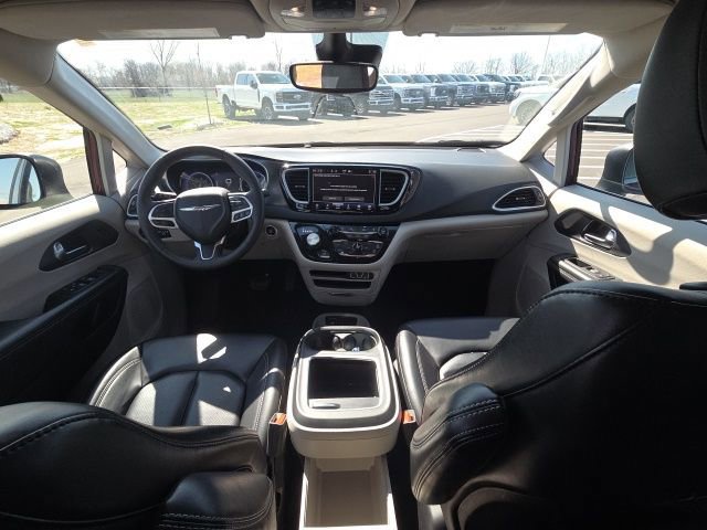 Used 2023 Chrysler Pacifica Touring-L image 23
