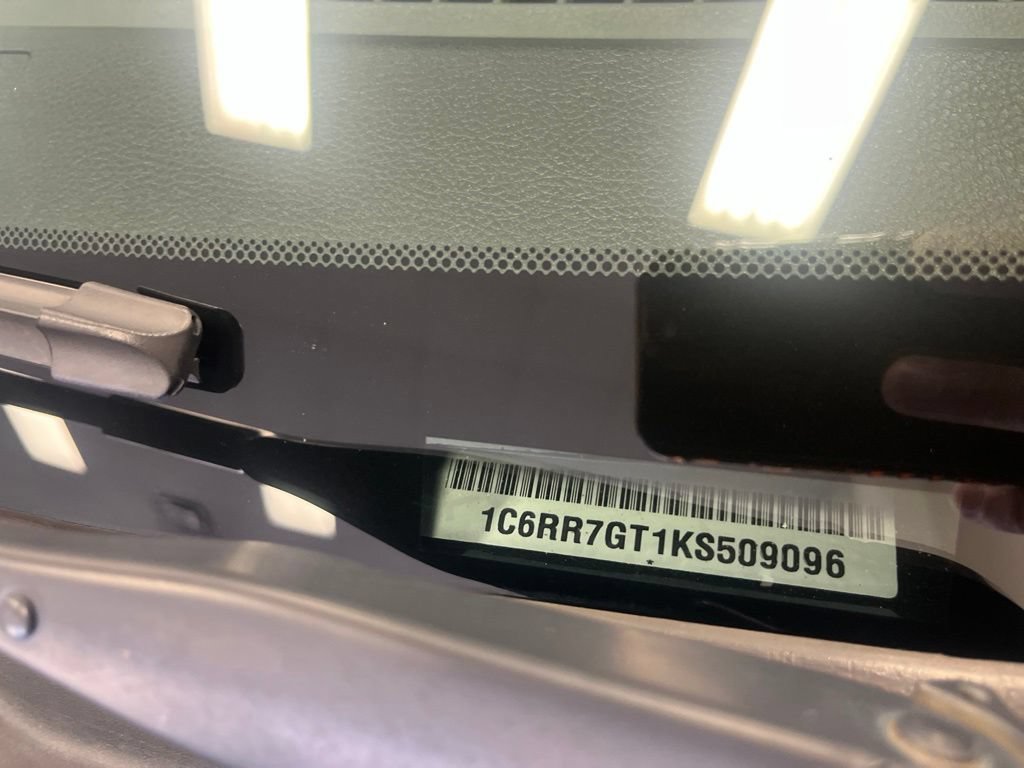 Used 2019 RAM 1500 Classic SLT w/ SLT Plus D←cor Group AWD/4WD image 3