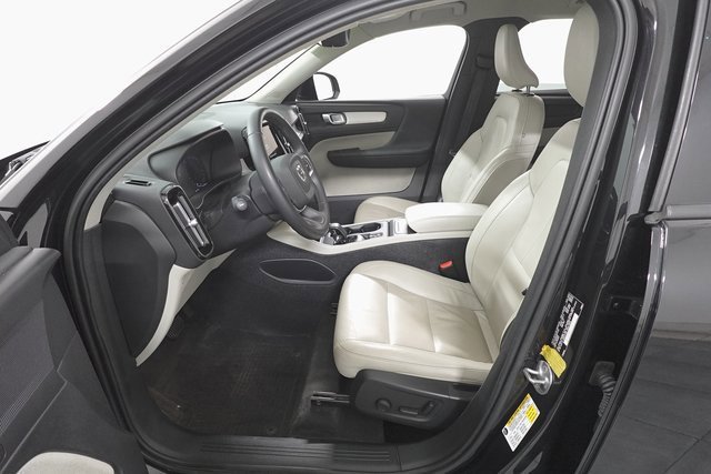 Used 2022 Volvo XC40 T5 Momentum image 13