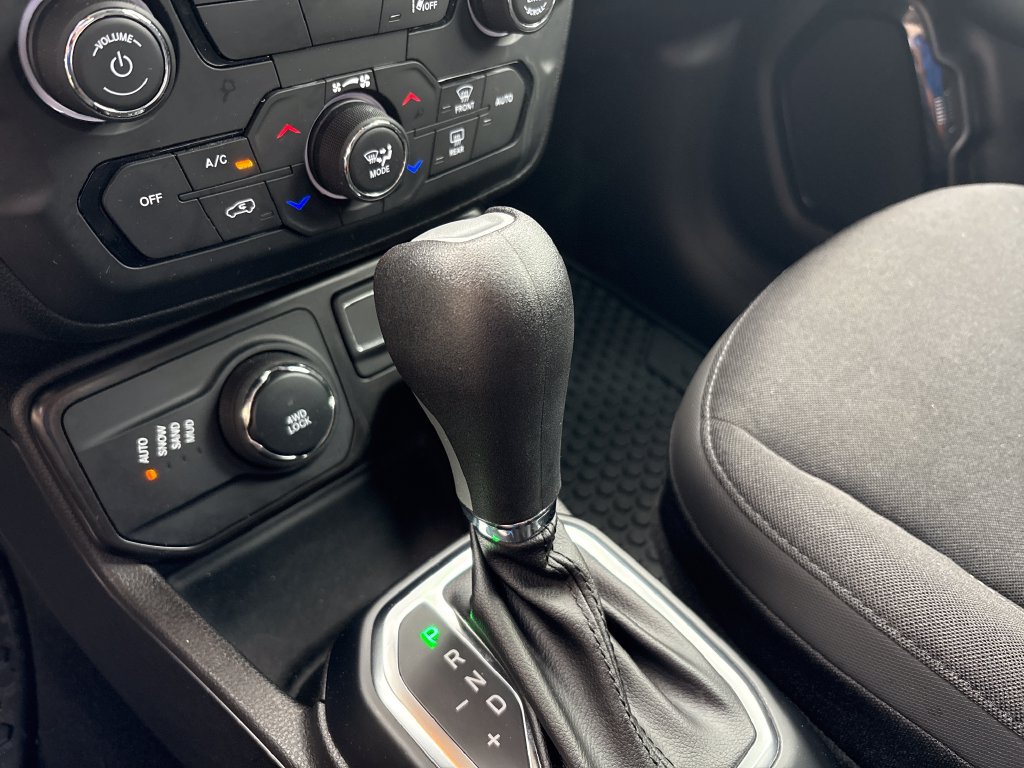 Used 2023 Jeep Renegade Altitude AWD/4WD image 12