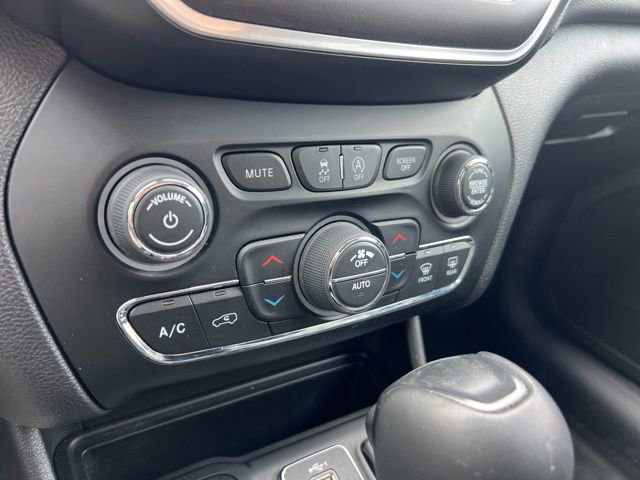 Used 2020 Jeep Cherokee Trailhawk w/ Cold Weather Group image 16