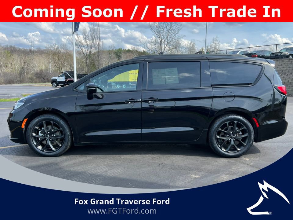 Used 2025 Chrysler Pacifica Limited FWD image 5
