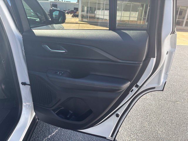 Used 2025 Jeep Grand Cherokee Altitude RWD image 21