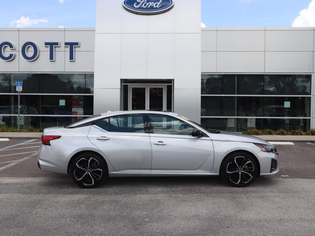Used 2024 Nissan Altima 2.5 SR w/ SR Premium Package FWD image 15