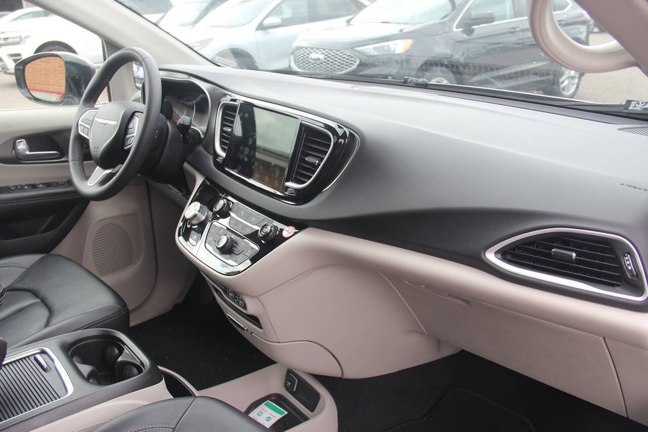 Used 2024 Chrysler Pacifica Touring-L FWD image 29