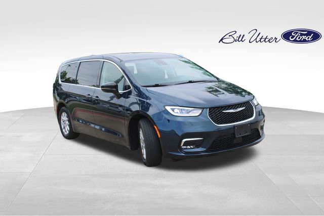 Used 2024 Chrysler Pacifica Touring-L FWD image 3