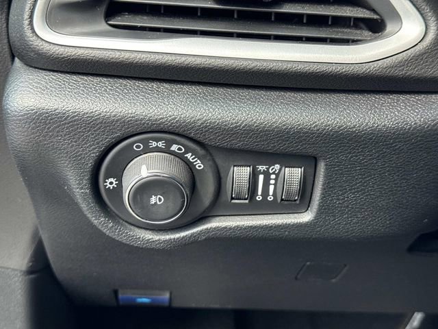 Used 2025 Chrysler Pacifica Select image 21