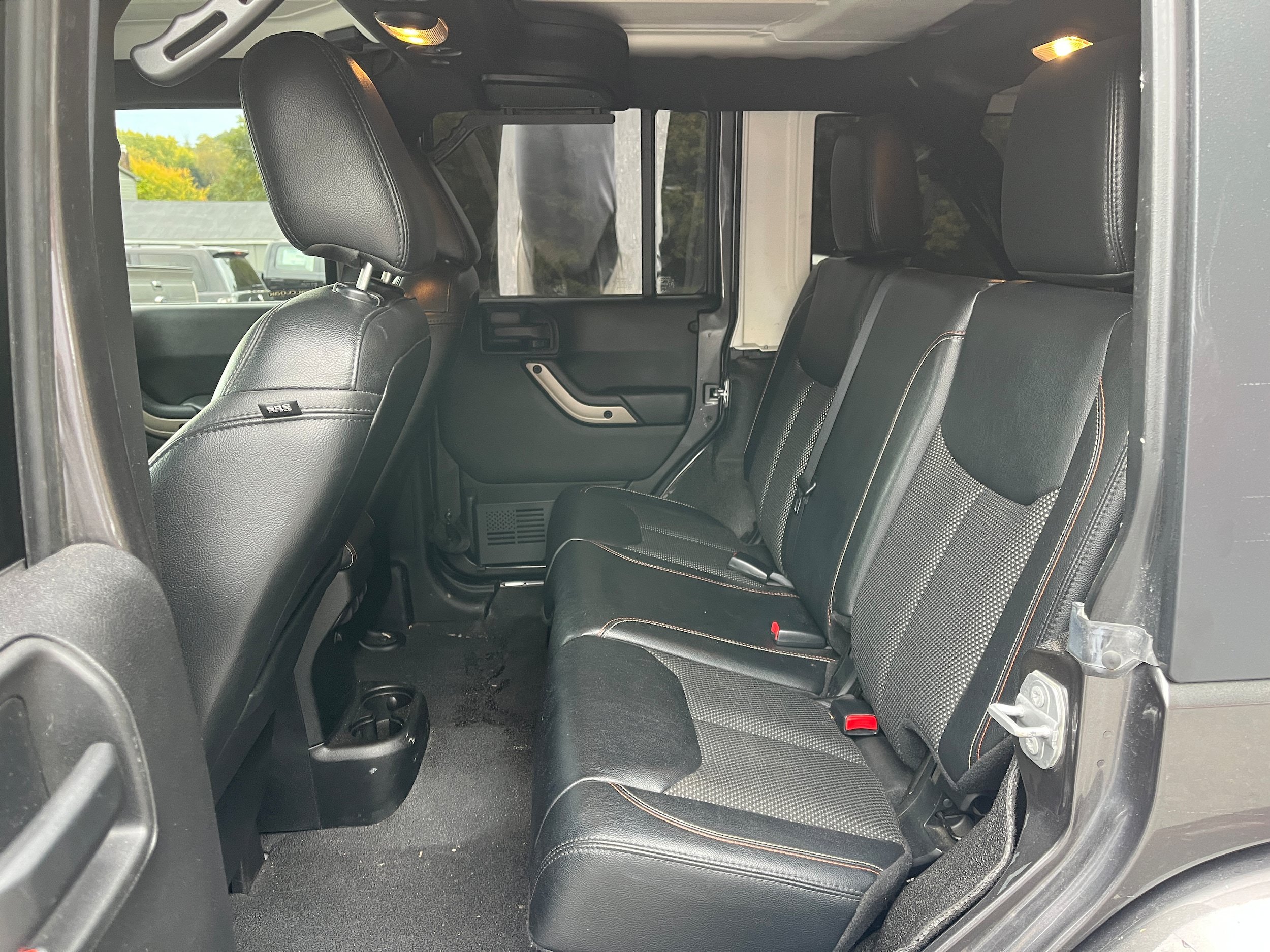 Used 2017 Jeep Wrangler Unlimited Sahara AWD/4WD image 11