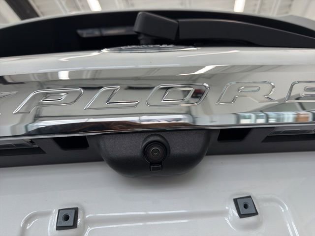 Certified 2022 Ford Explorer XLT w/ Equipment Group 202A image 7