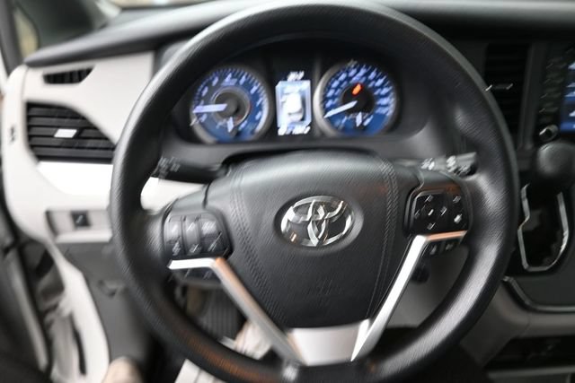 Used 2018 Toyota Sienna LE FWD image 17
