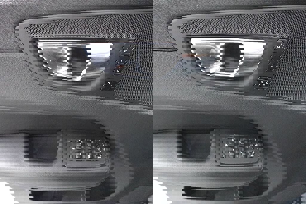 Used 2023 Volvo XC60 B5 Core image 8