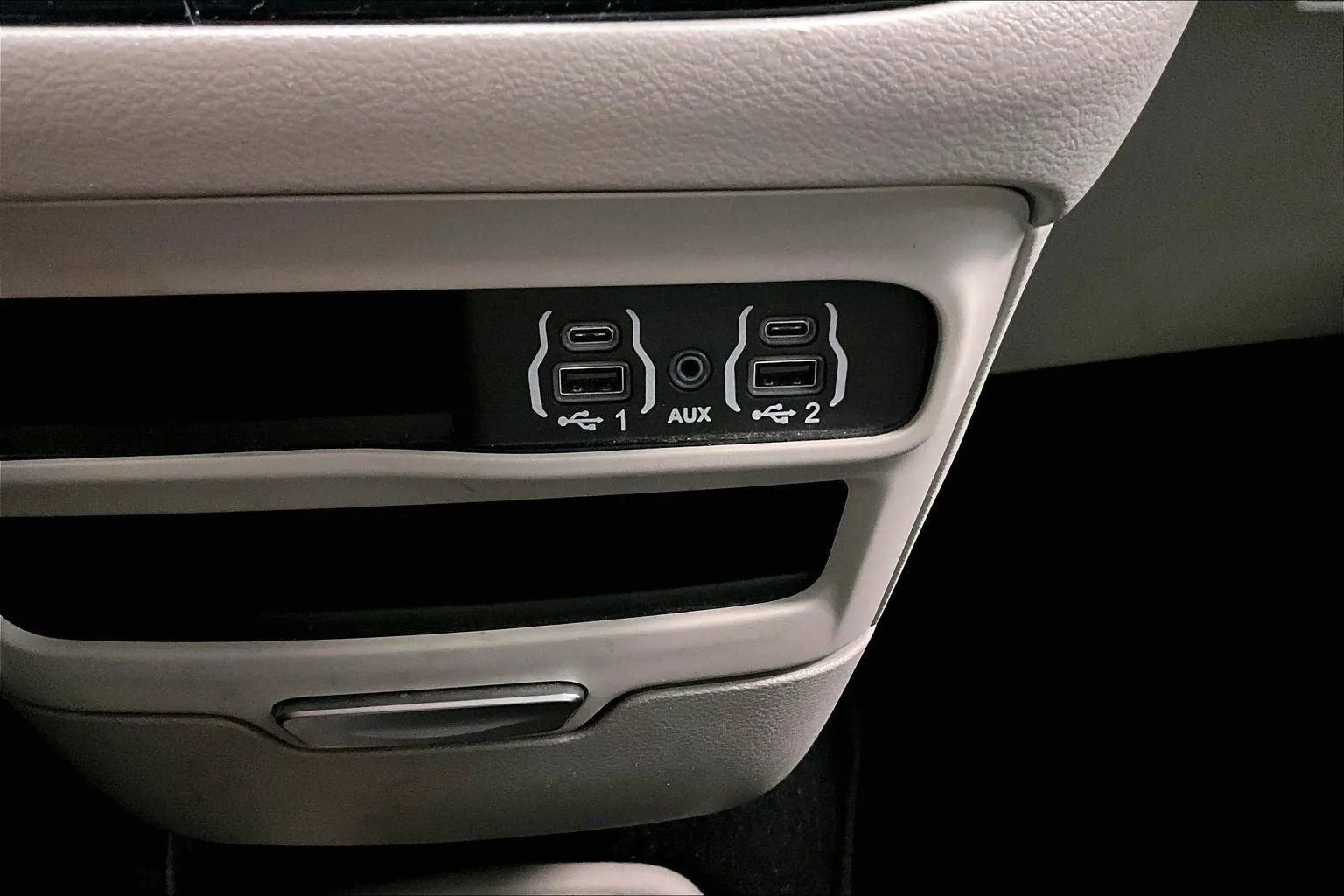 Used 2022 Chrysler Voyager LX image 31