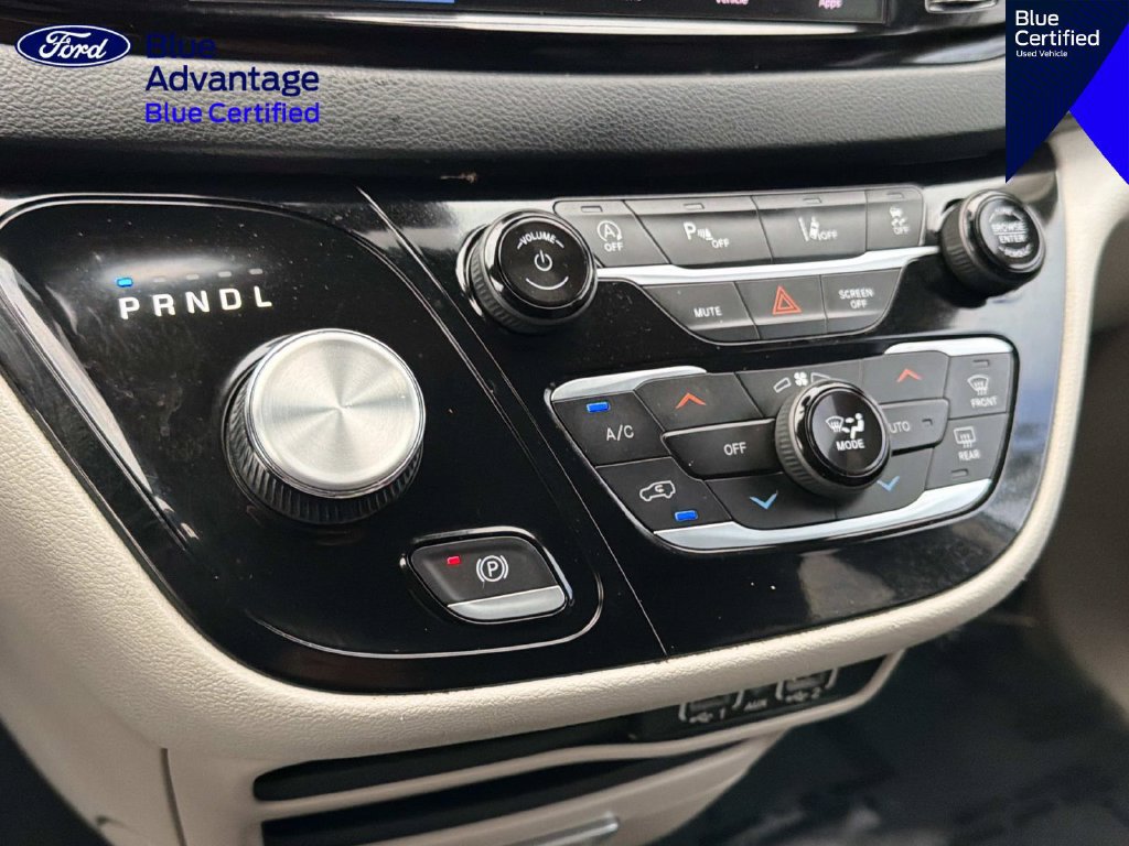 Used 2023 Chrysler Pacifica Touring-L FWD image 29