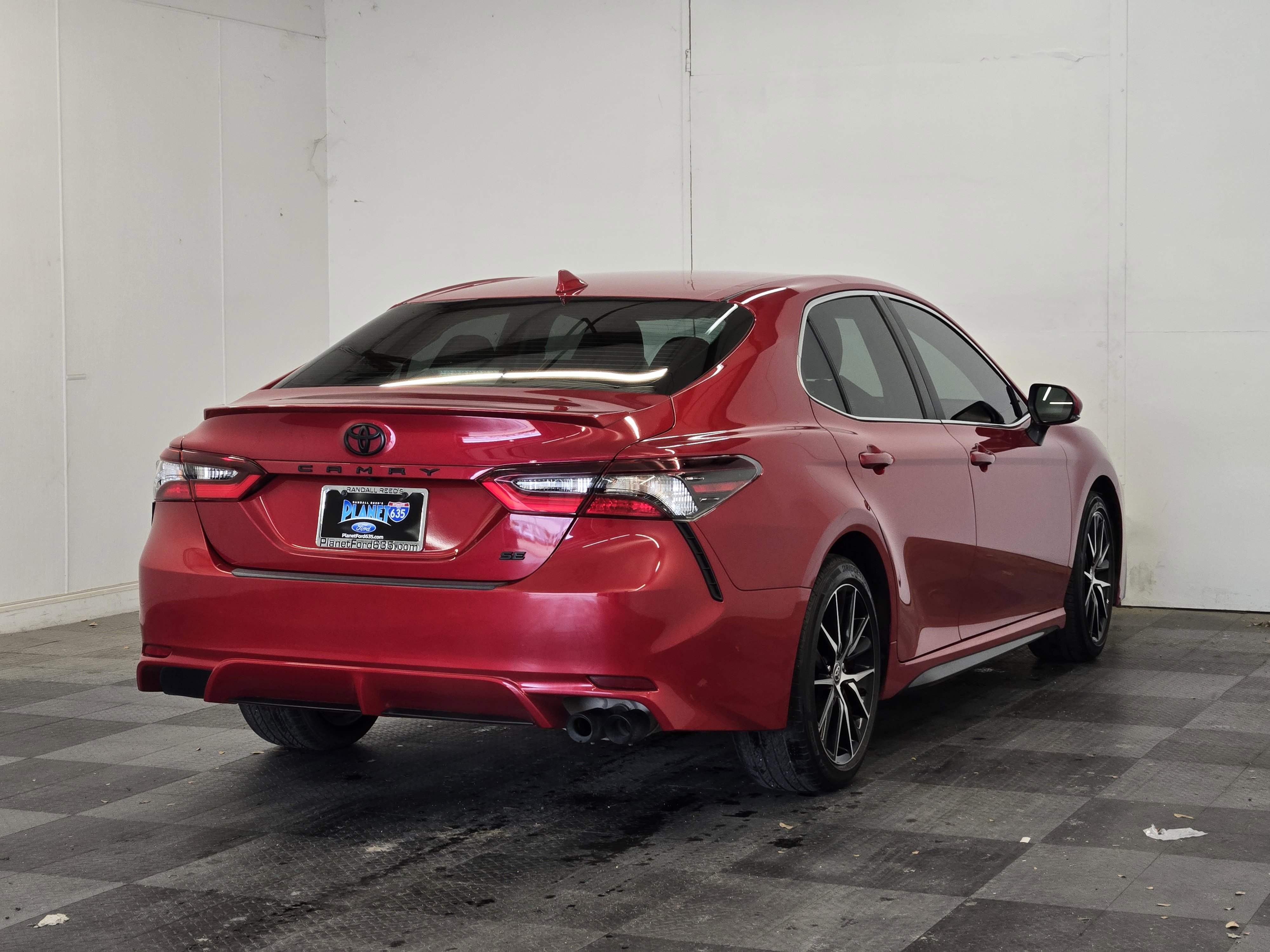Used 2022 Toyota Camry SE image 5