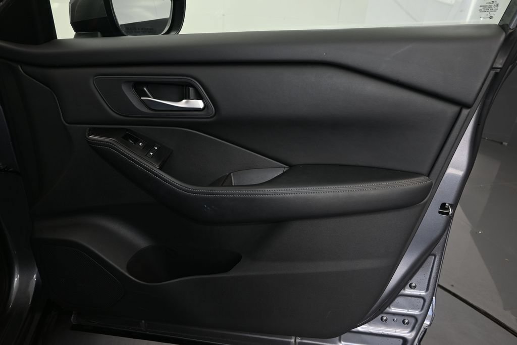 Used 2025 Nissan Rogue SV FWD image 17
