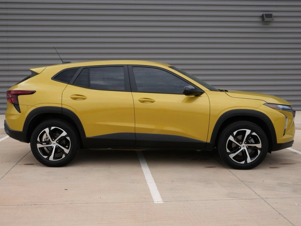 Used 2024 Chevrolet Trax RS w/ Driver Confidence Package FWD image 2