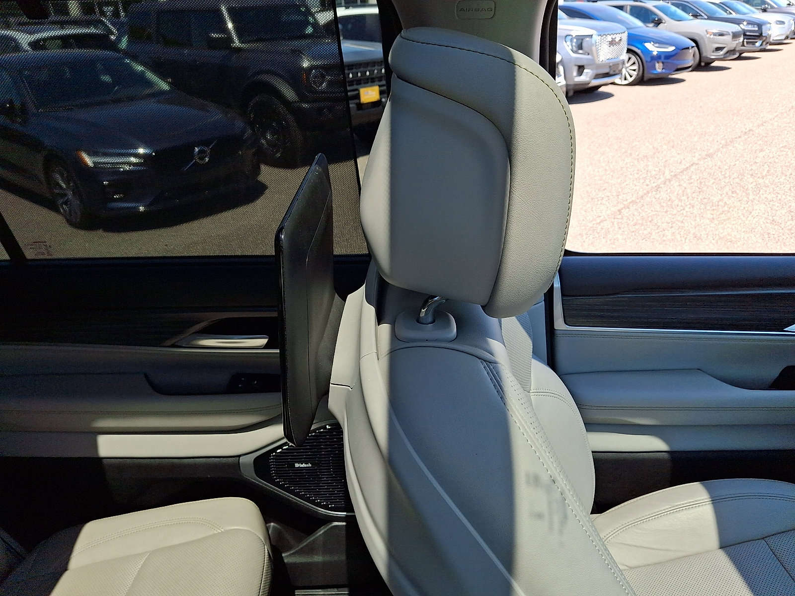Used 2024 Jeep Wagoneer L Series III w/ Premium Group I AWD/4WD image 13
