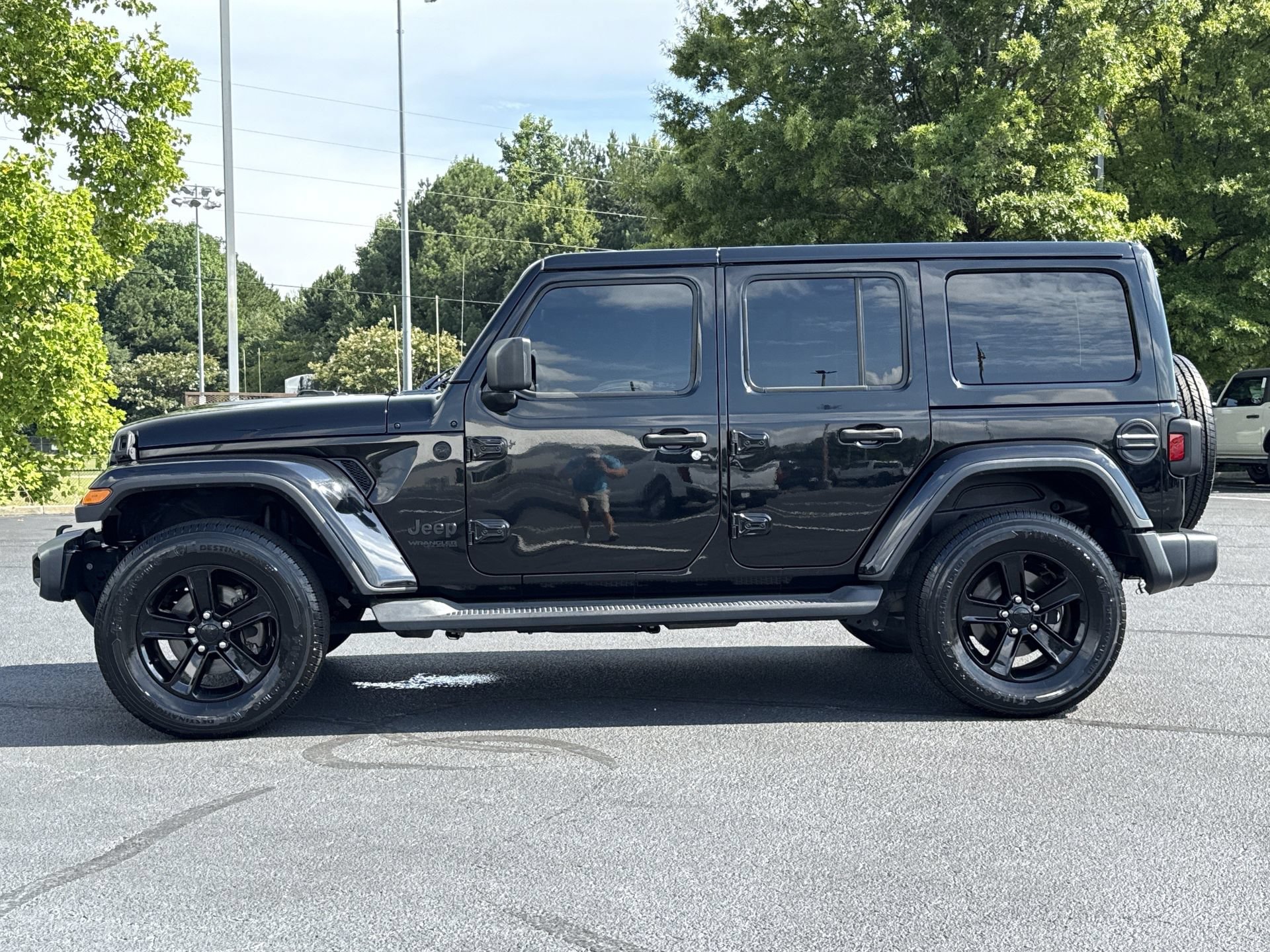Used 2020 Jeep Wrangler Unlimited Sahara AWD/4WD image 23