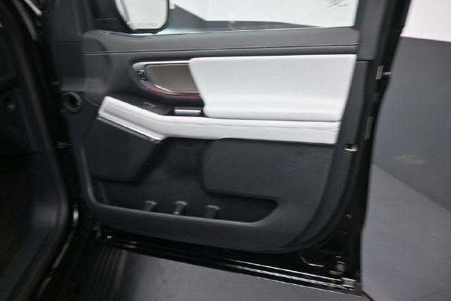 Certified 2025 Ford Expedition Max Platinum w/ Driver's Package AWD/4WD image 33