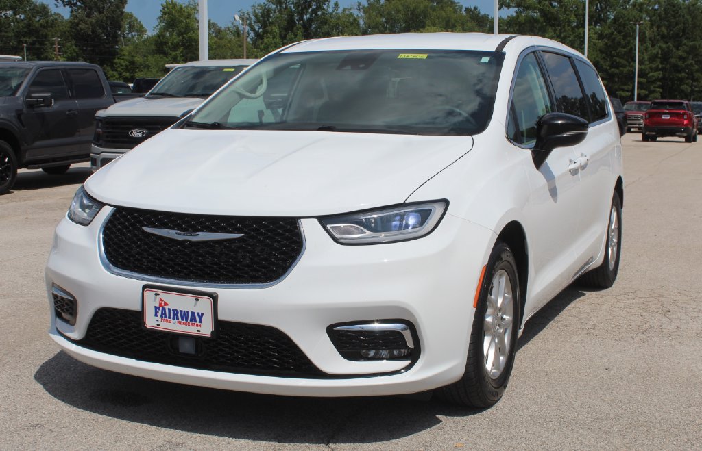 Used 2024 Chrysler Pacifica Touring-L FWD image 3