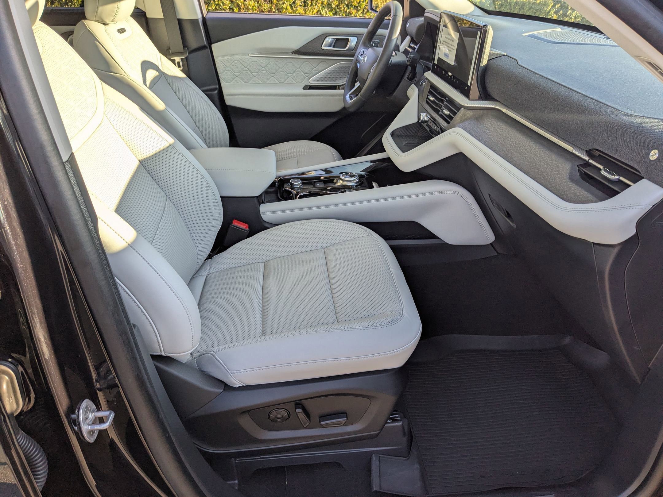 Certified 2025 Ford Explorer Platinum w/ LUX Leather Package image 45