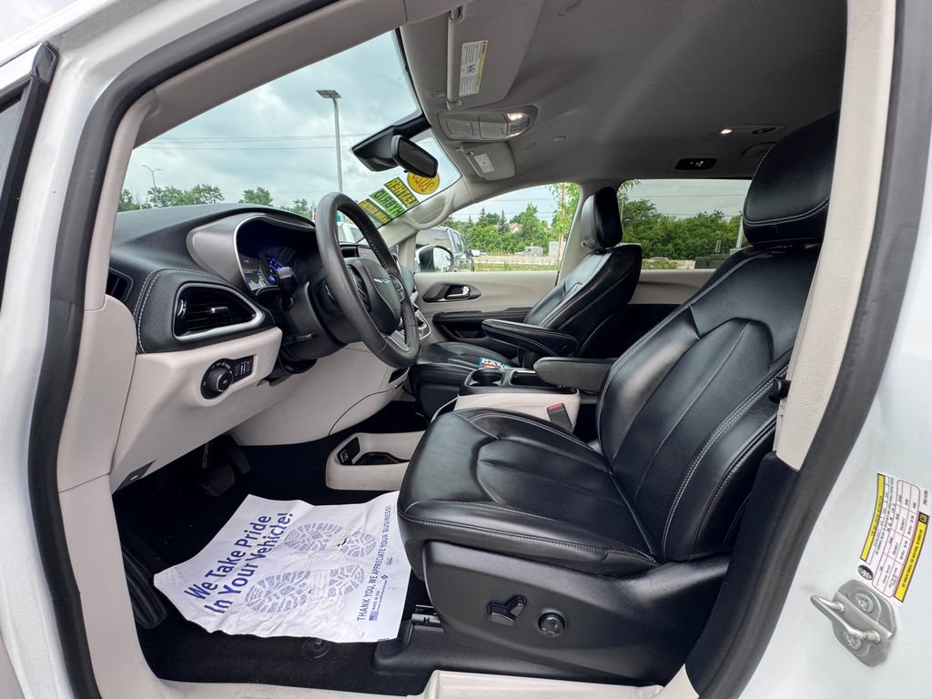 Used 2023 Chrysler Pacifica Touring-L FWD image 12