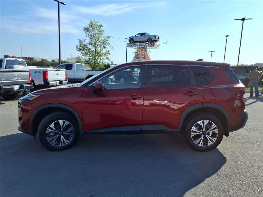 Used 2022 Nissan Rogue SV image 2