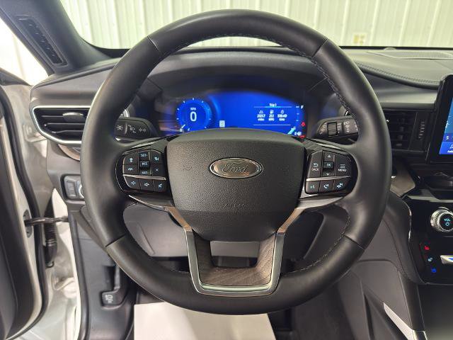 Certified 2023 Ford Explorer Platinum w/ Class IV Trailer Tow Package AWD/4WD image 3