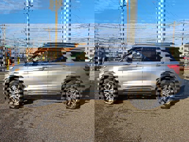 Certified 2024 Ford Explorer XLT w/ Equipment Group 202A image 3