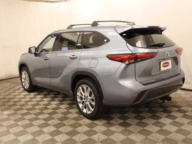 Used 2023 Toyota Highlander Limited FWD image 9