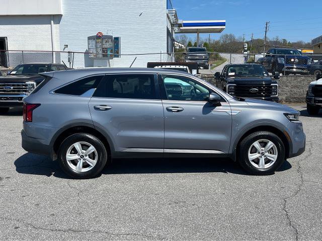 Used 2021 Kia Sorento LX image 2