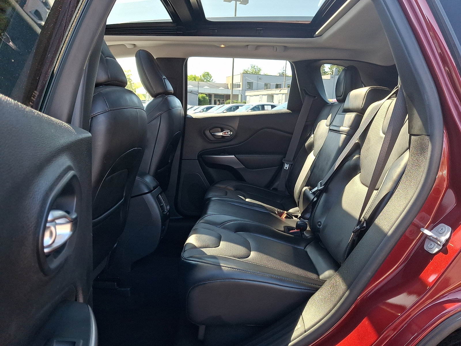 Used 2019 Jeep Cherokee Limited AWD/4WD image 10