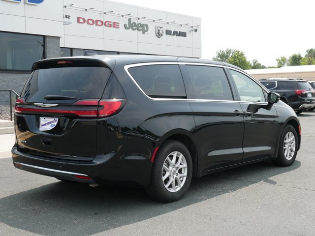 Used 2024 Chrysler Pacifica Touring-L FWD image 8